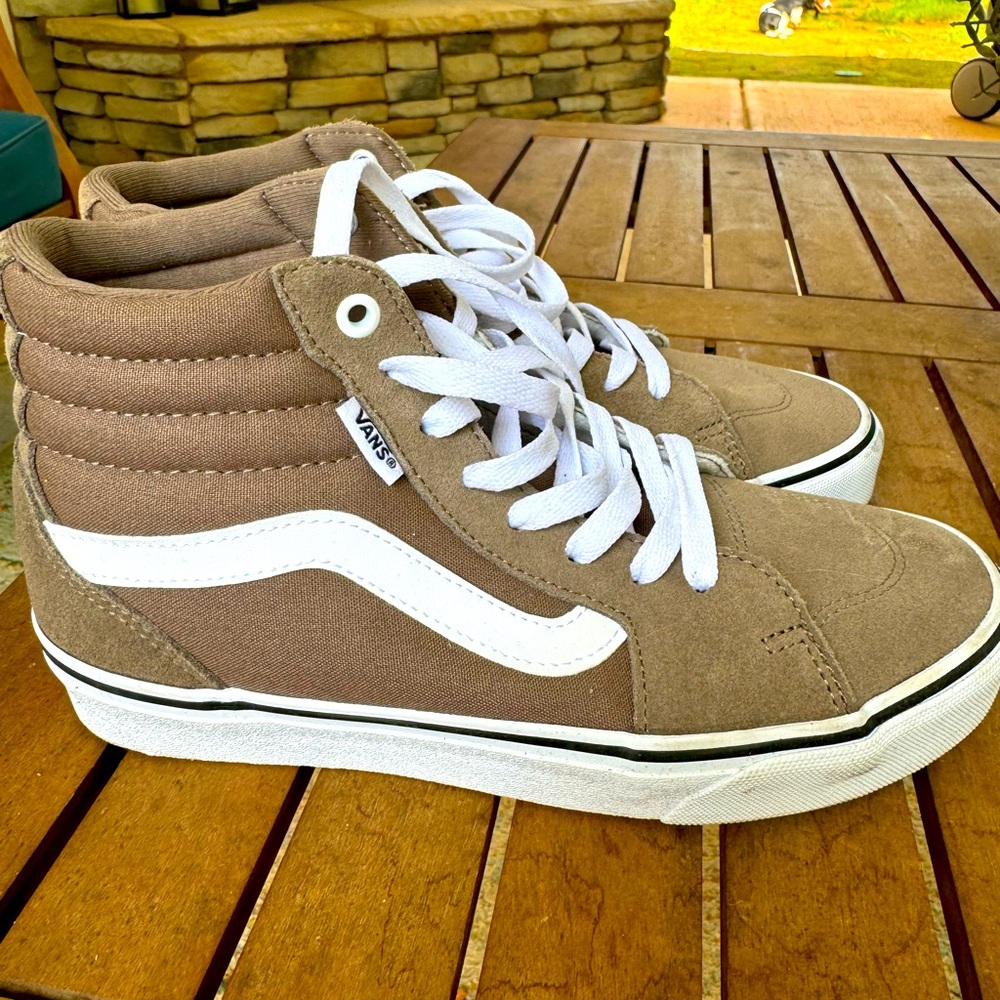 Women’s Vans Filmore Hi - high top sneakers. Size 7.5 walnut color. Never worn!